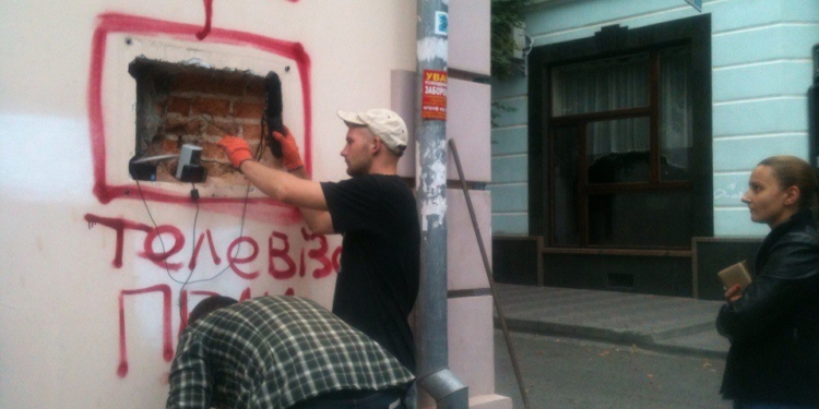 В центрі Тернополя проводять роботи з монтажу телевізора Ігоря Пелиха