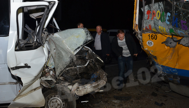 Смертельна аварія: мікроавтобус врізався у тролейбус… (оновлено)