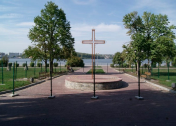 Ремонтні роботи на Набережній уже завершено, а от хрест ще облаштовують