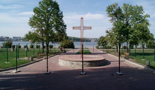 Ремонтні роботи на Набережній уже завершено, а от хрест ще облаштовують