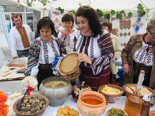 У Борщові за день зварили 600 літрів борщу і показали унікальні вишиванки (фото)