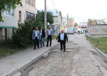 Незадовільний стан дворів… повідомляйте в міську раду