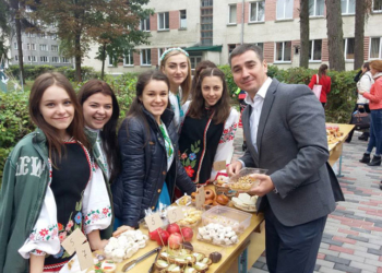 Благодійна ярмарка в ТНПУ зібрала і студентів, і викладачів