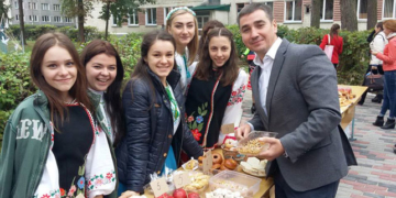 Благодійна ярмарка в ТНПУ зібрала і студентів, і викладачів