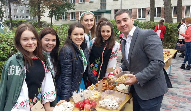 Благодійна ярмарка в ТНПУ зібрала і студентів, і викладачів