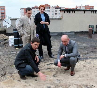 Перед початком робочого дня… на покрівлю