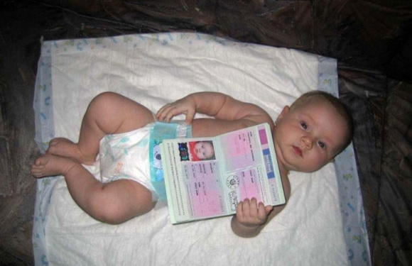 Наймолодшому власнику закордонного паспорта менше місяця