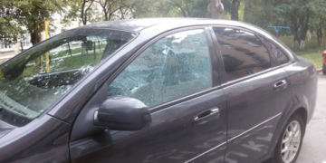 У Тернополі невідомі обстріляли автівки