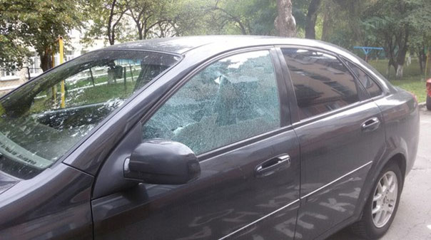 У Тернополі невідомі обстріляли автівки