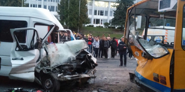 Смертельна аварія: мікроавтобус врізався у тролейбус… (оновлено)