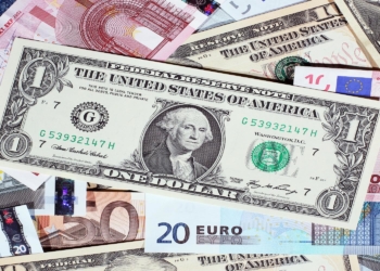 Долар і євро перед виборами «лихоманить»
