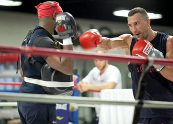 Кличко повернувся до тренувань, а його суперник… уник запою