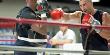 Кличко повернувся до тренувань, а його суперник… уник запою