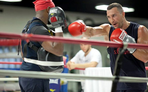 Кличко повернувся до тренувань, а його суперник… уник запою