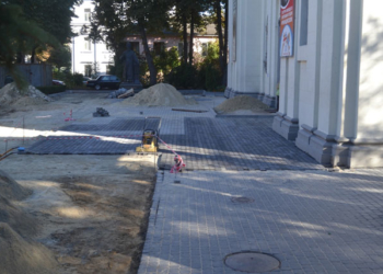 Частину «квітки» біля Катедри уже викладено (ФОТО)