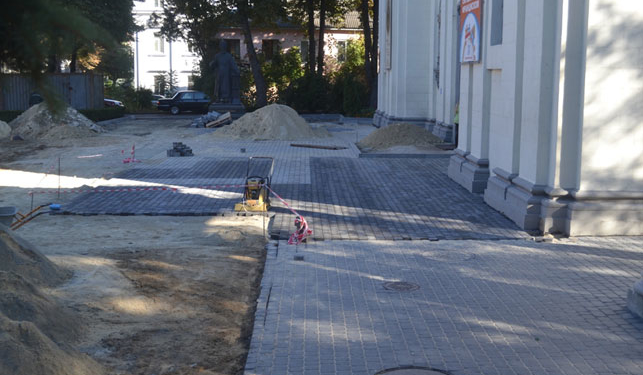 Частину «квітки» біля Катедри уже викладено (ФОТО)