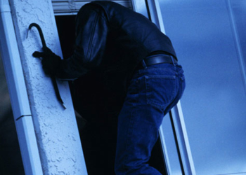 У Чорткові злодій обікрав квартиру і спричинив у ній пожежу