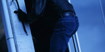 У Чорткові злодій обікрав квартиру і спричинив у ній пожежу