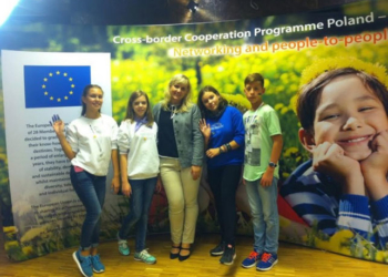 Тернопільські школярі заклали вишиванку та «Кобзар» у капсулу часу, яку створили в Польщі