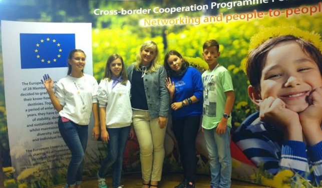 Тернопільські школярі заклали вишиванку та «Кобзар» у капсулу часу, яку створили в Польщі