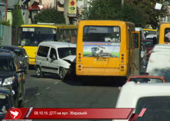 ДТП у Тернополі: маршрутка зіткнулася з легківкою. Є потерпілі.