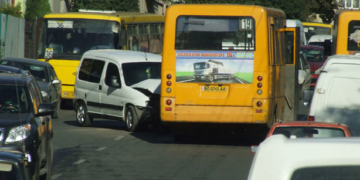 ДТП у Тернополі: маршрутка зіткнулася з легківкою. Є потерпілі.