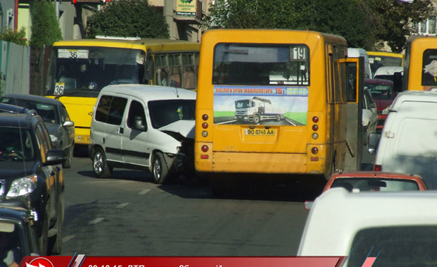 ДТП у Тернополі: маршрутка зіткнулася з легківкою. Є потерпілі.