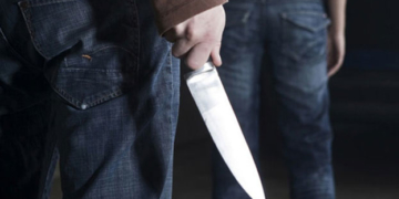 На подвір’ї тернопільської школи спіймали п’яного з ножем