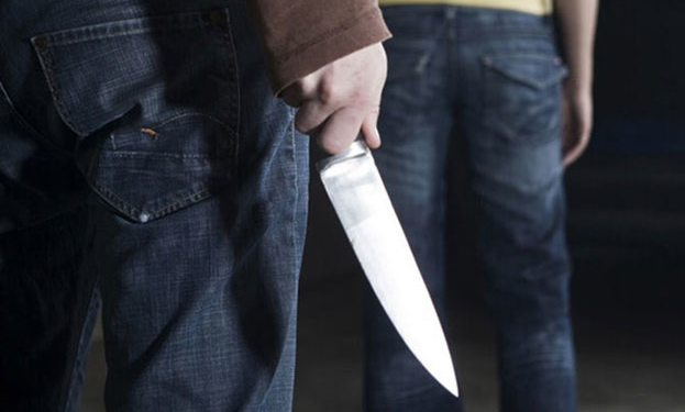 На подвір’ї тернопільської школи спіймали п’яного з ножем