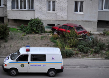 На «Дружбі» машина врізалася у будинок. ФОТО