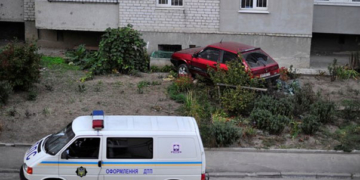 На «Дружбі» машина врізалася у будинок. ФОТО