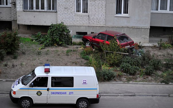 На «Дружбі» машина врізалася у будинок. ФОТО