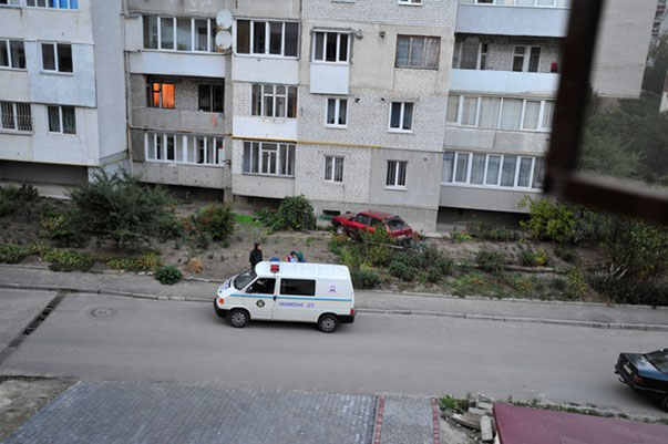 На «Дружбі» машина врізалася у будинок. ФОТО