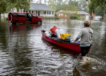 Ураган у США: 12 осіб загинуло, а по вулицях плавають труни