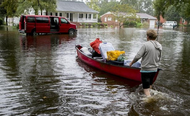 Ураган у США: 12 осіб загинуло, а по вулицях плавають труни