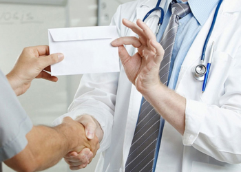 Головний лікар попався на хабарі