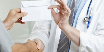 Головний лікар попався на хабарі