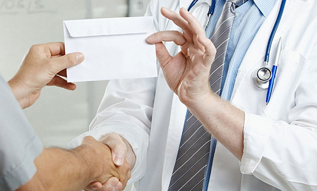 Головний лікар попався на хабарі