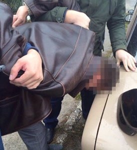 Як затримували чиновника-хабарника з цілим пакетом грошей. (ФОТО)