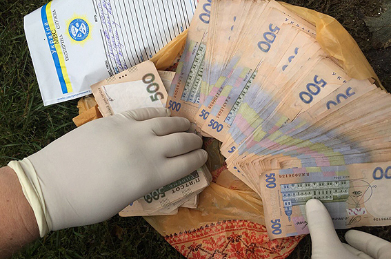Як затримували чиновника-хабарника з цілим пакетом грошей. (ФОТО)