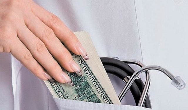 Лікарка-хабарниця відбудеться не тільки штрафом