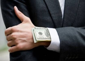 Посадовець може втратити роботу через те, що виписав дружині премію