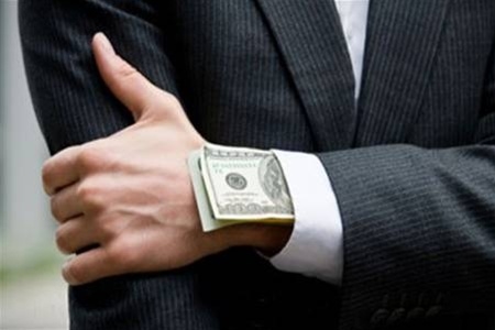 Посадовець може втратити роботу через те, що виписав дружині премію