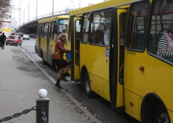 У неділю в Тернополі буде збільшено кількість рейсів автобусів до кладовищ