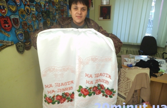 В Тернополі для бійця «Айдару» вишили весільний рушник. Фото