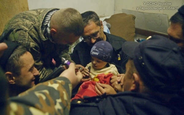 Дворічного хлопчика, якого шукали вісім годин знайшли… у борозні