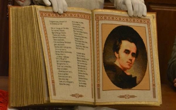 Українки вишили… книгу, аналогів якої нема в усьому світі