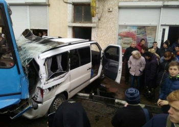 Пасажирський автобус зім’яв п’ять автівок і врізався у будинок. (ФОТО)