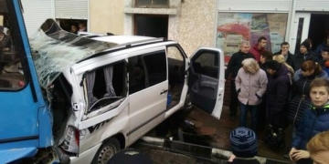 Пасажирський автобус зім’яв п’ять автівок і врізався у будинок. (ФОТО)