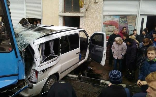 Пасажирський автобус зім’яв п’ять автівок і врізався у будинок. (ФОТО)